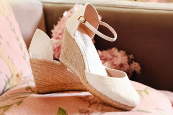 brautschuhe-jessie-zuerich-02 Spitze-Slingpumps Jessie – Ivory – Salma & Noeli – Las Perlitas Zürich – Ansicht 2
