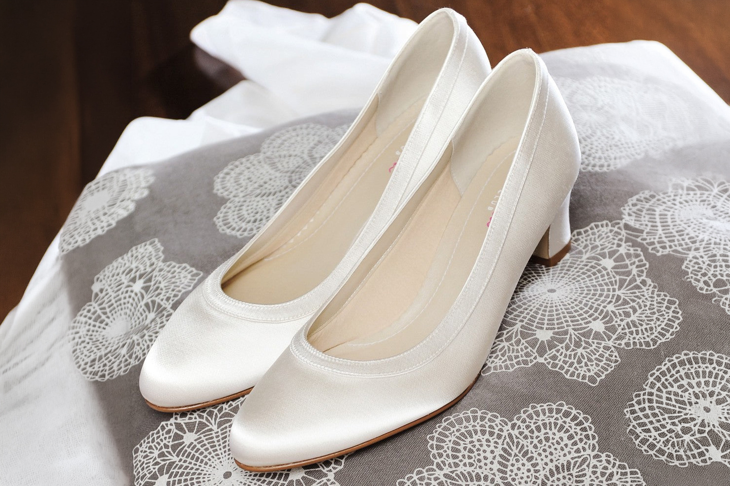 brautschuhe-ramona-zuerich-03 Satin-Pumps Ramona – Ivory – Salma & Noeli – Las Perlitas Zürich – Ansicht 3