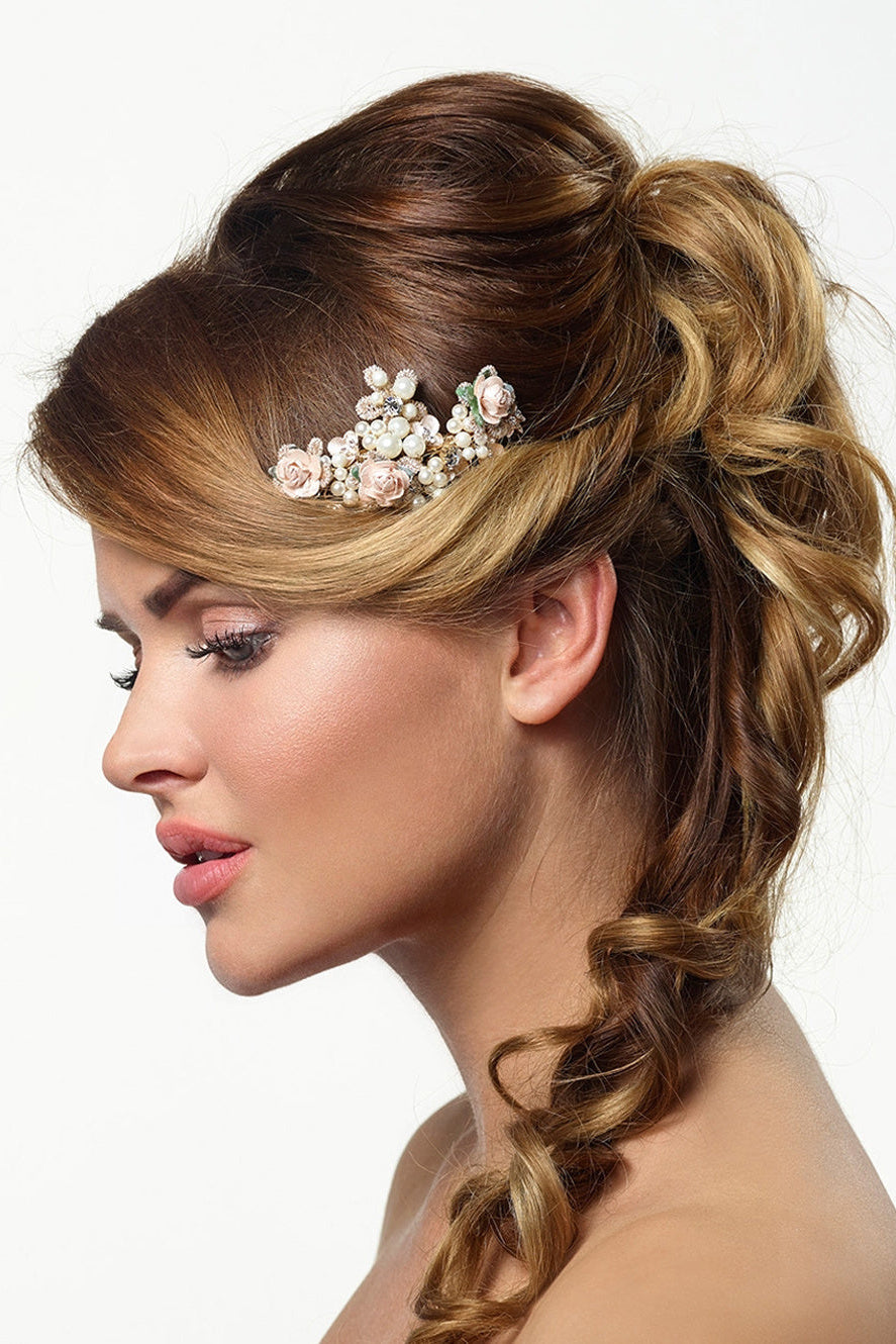 haarschmuck-braut-haarkamm-zuerich-40012987-01 Hochzeits-Haarkamm mit Blüten – Gold – Las Perlitas Zürich – Ansicht 2