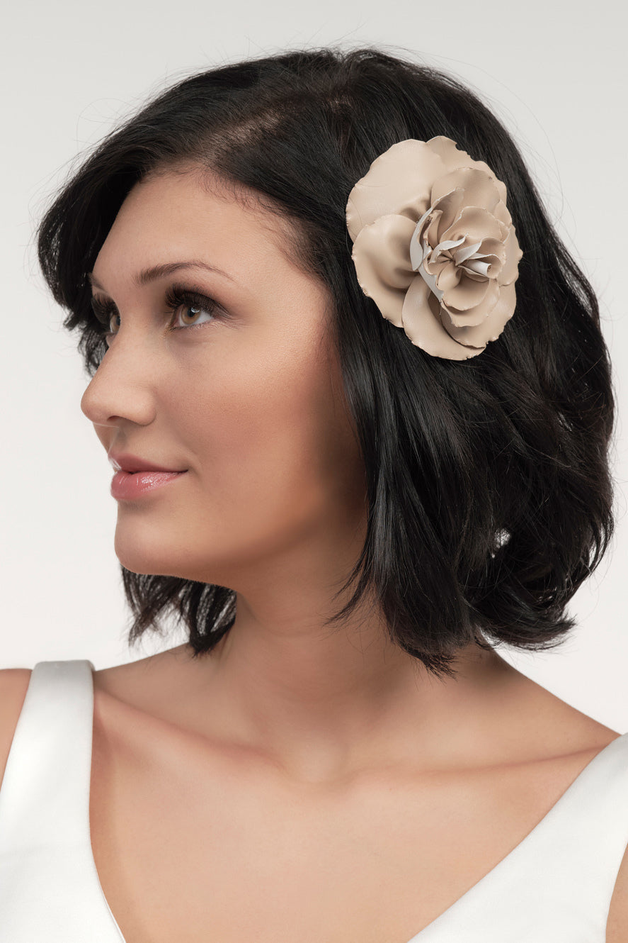 haarschmuck-braut-leder-zuerich-01 Blumen-Clip Leder – Las Perlitas Zürich