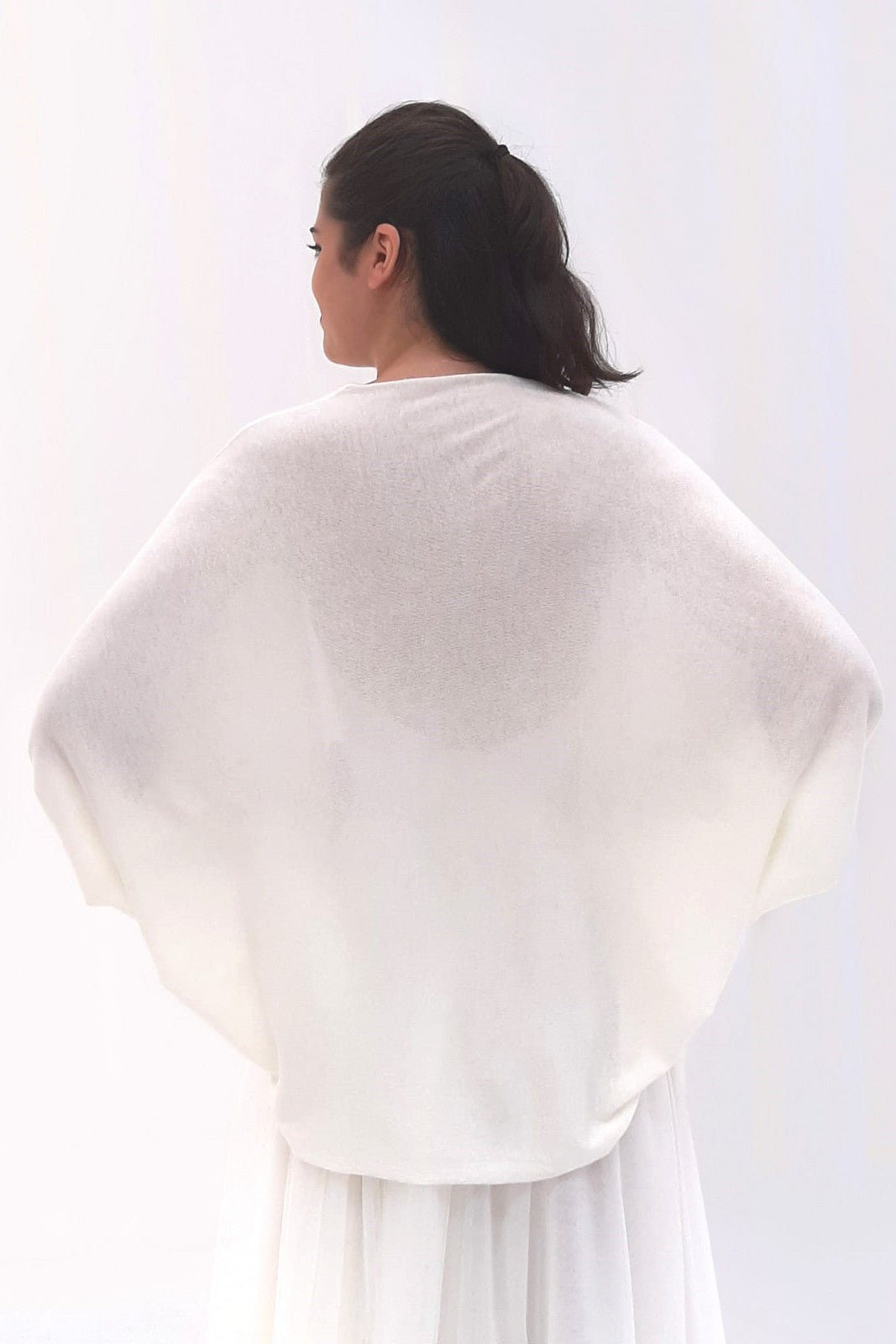 hochzeitsjacke-s188-strick-zuerich-03 Hochzeits-Cape aus Strick – Weiss – Las Perlitas Zürich – Ansicht 3