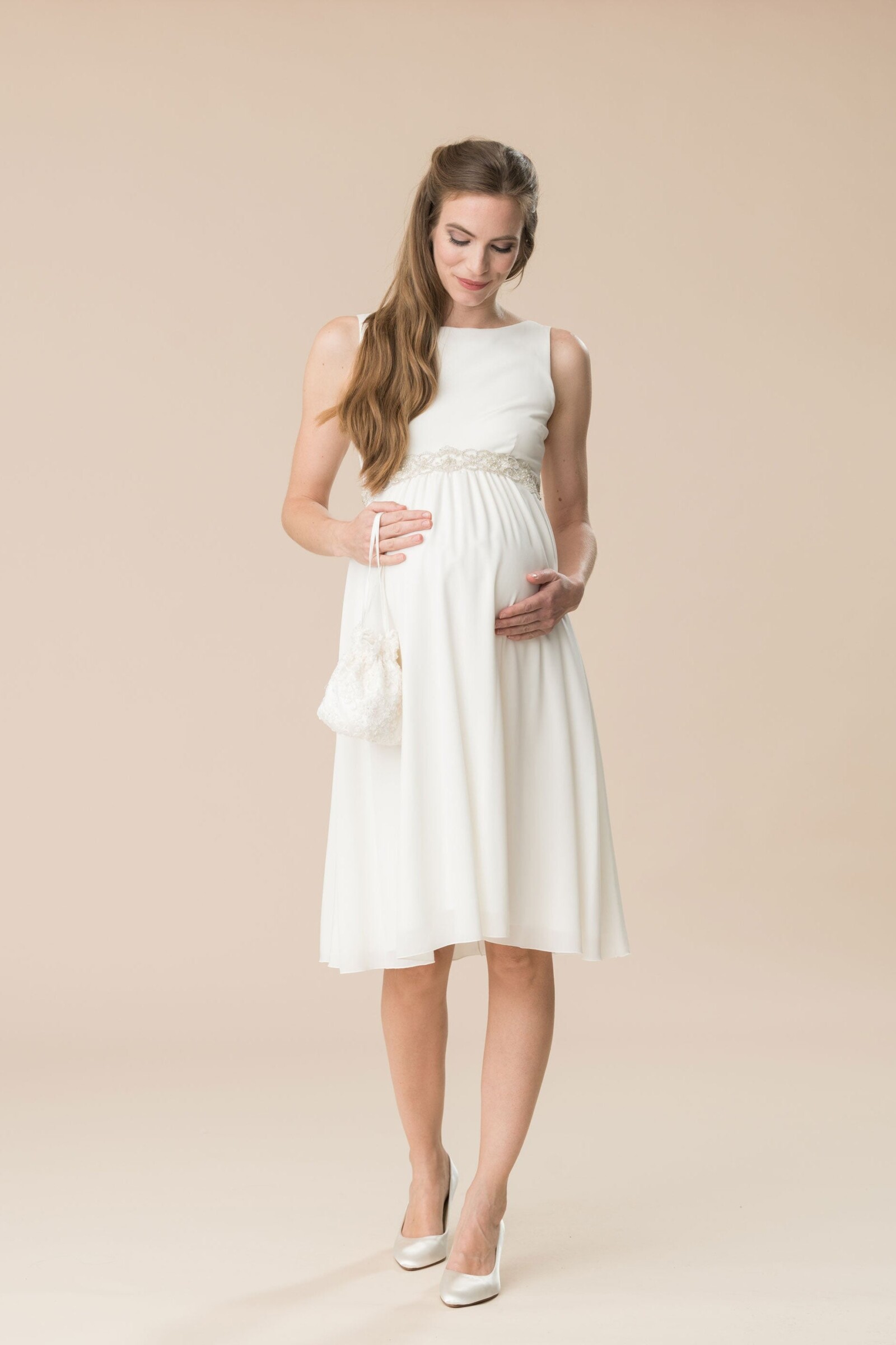 umstands-hochzeitskleid-bianca-kurz-elfenbein-zuerich-02-1.jpg Umstandshochzeitskleid Bianca kurz – Ivory