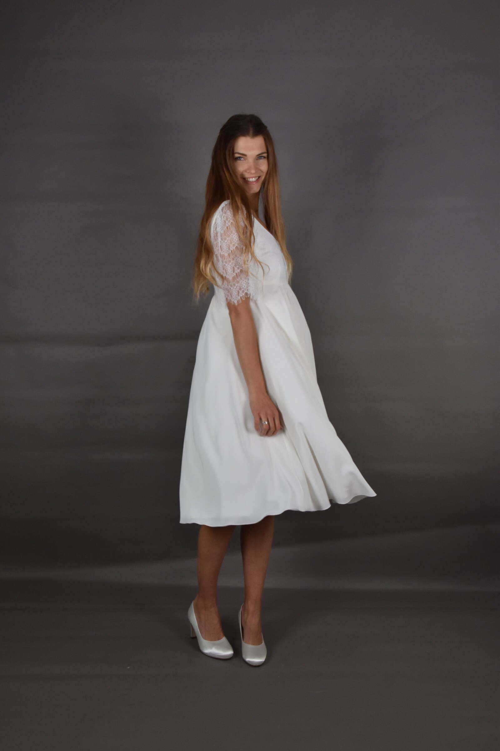 umstands-hochzeitskleid-lorena-kurz-elfenbein-zuerich-04 Umstandshochzeitskleid Lorena kurz – Ivory – Las Perlitas Atelier – Las Perlitas Zürich – Ansicht 4