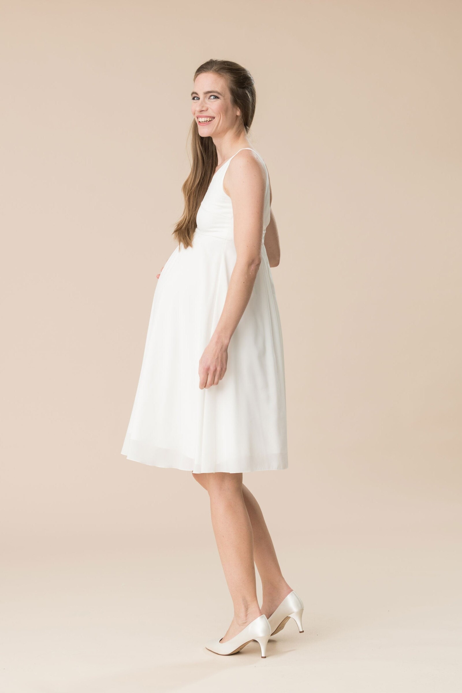 umstands-hochzeitskleid-mia-kurz-elfenbein-zuerich-08 Umstandshochzeitskleid Mia kurz – Ivory – Las Perlitas Atelier – Las Perlitas Zürich – Ansicht 8