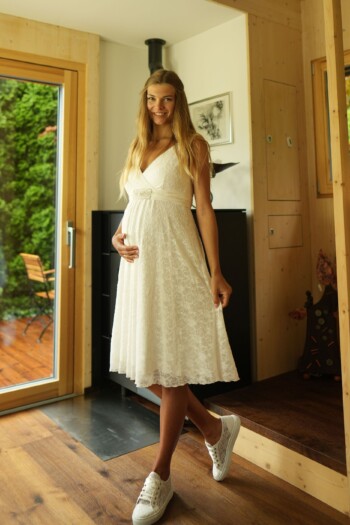 umstands-hochzeitskleid-sarina-kurz-elfenbein-zuerich-05-1.jpg Umstandshochzeitskleid Sarina kurz – Ivory