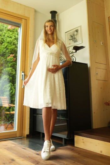 umstands-hochzeitskleid-sarina-kurz-elfenbein-zuerich-12 Umstandshochzeitskleid Sarina kurz – Ivory – Las Perlitas Atelier – Las Perlitas Zürich – Ansicht 12