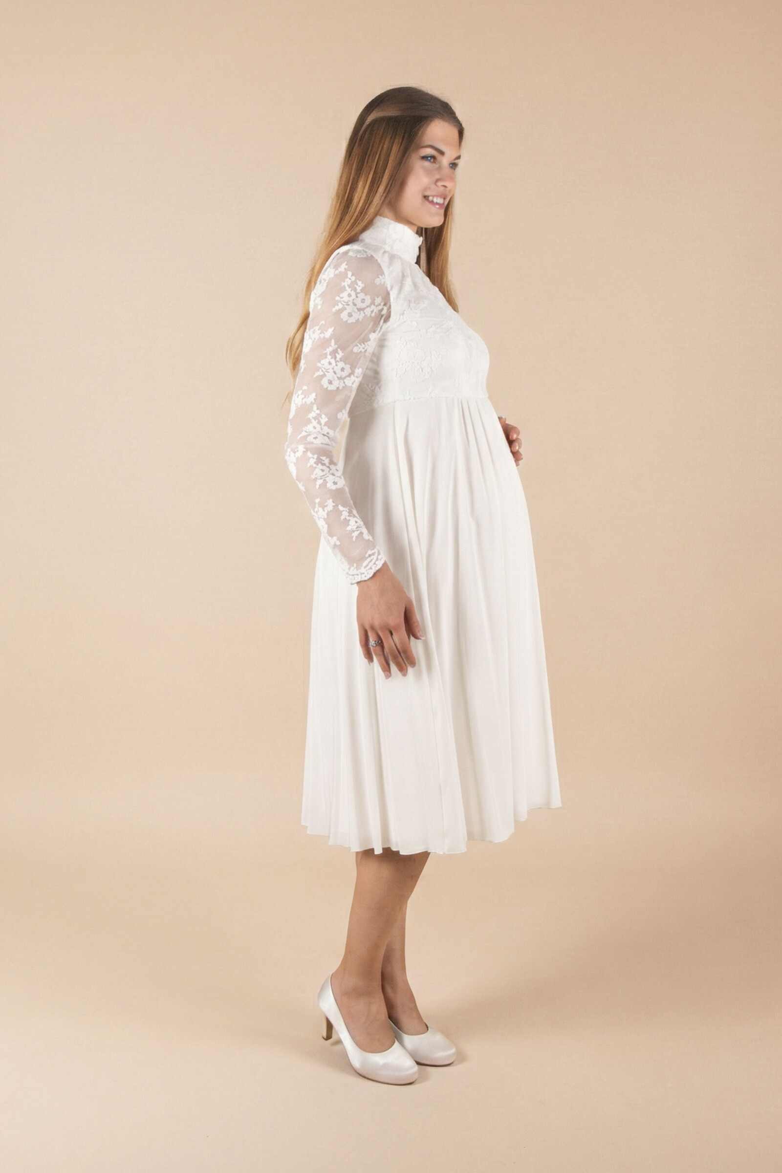umstands-hochzeitskleid-stephanie-kurz-elfenbein-zuerich-02 Umstandshochzeitskleid Stephanie kurz – Ivory – Las Perlitas Atelier – Las Perlitas Zürich – Ansicht 2