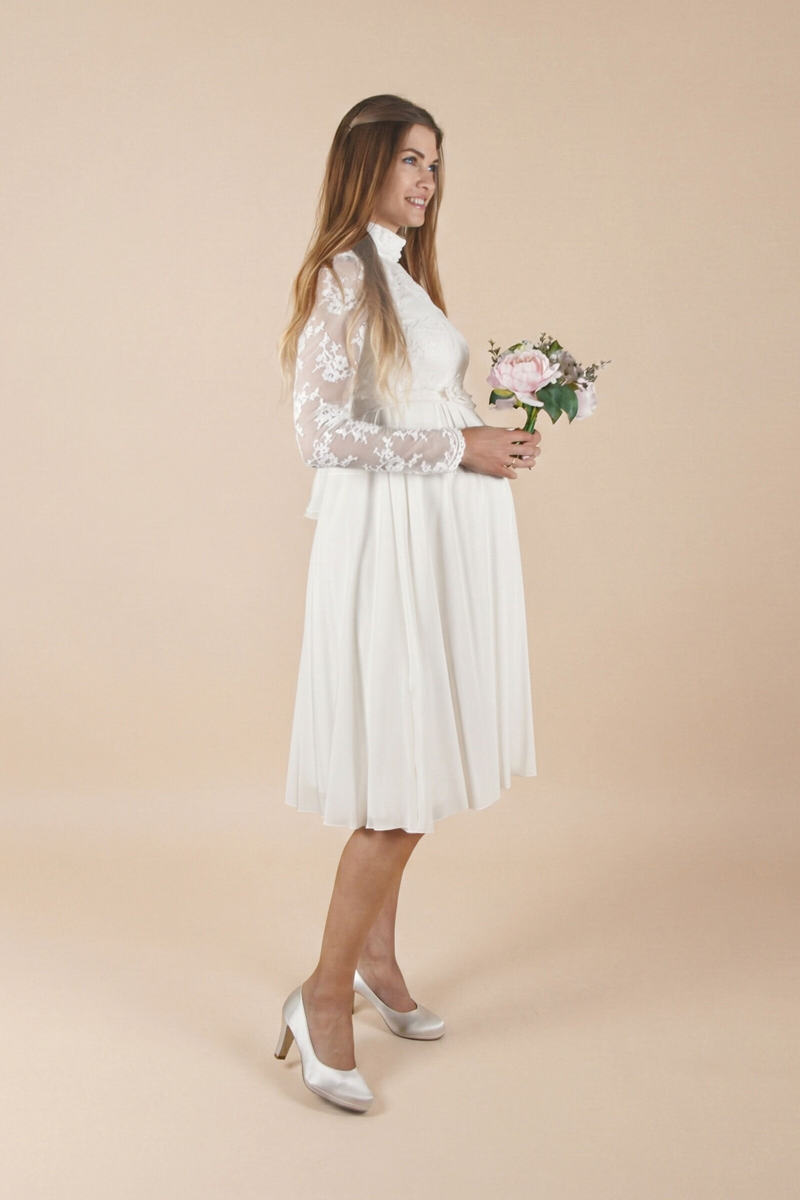 umstands-hochzeitskleid-stephanie-kurz-elfenbein-zuerich-06 Umstandshochzeitskleid Stephanie kurz – Ivory – Las Perlitas Atelier – Las Perlitas Zürich – Ansicht 6